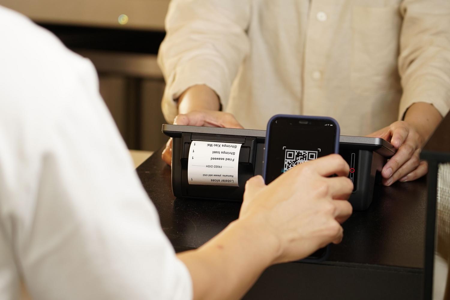 Pago sin contacto utilizando la lectura de un código QR en un establecimiento, mostrando una de las utilidades rápidas mencionadas en el contenido.