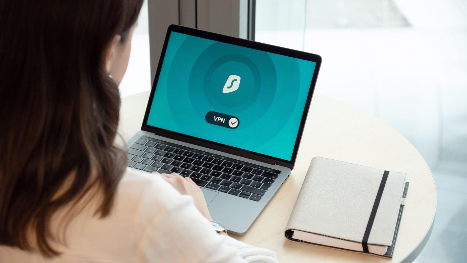 Mujer configurando una conexión VPN en su ordenador para navegar de forma anónima y segura.
