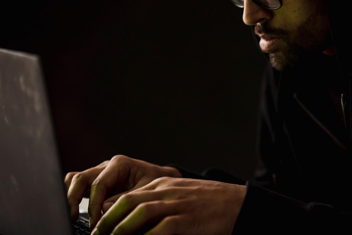 Persona trabajando con un ordenador en la oscuridad, evocando el concepto de búnker digital y privacidad extrema.