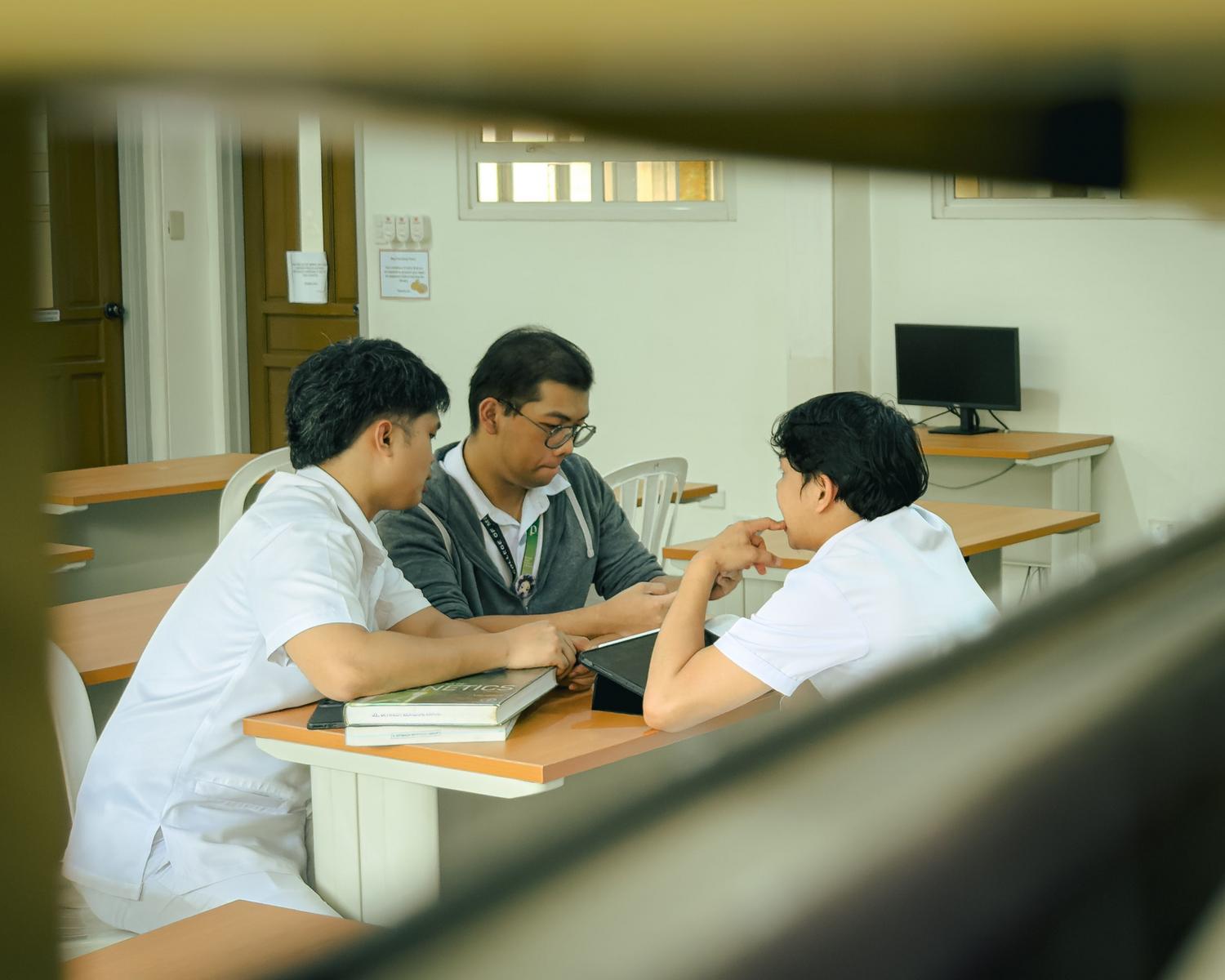 Grupo de estudiantes colaborando en un proyecto, reflejando las metodologías inductivas y el aprendizaje basado en retos.