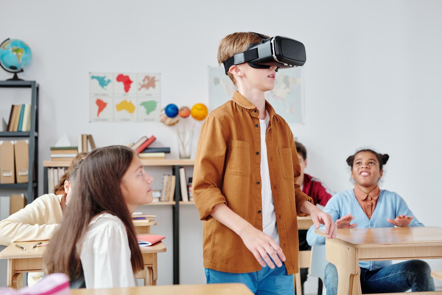 Estudiantes utilizando gafas de realidad virtual en el aula, ejemplificando la capa de hiperrealidad en el aprendizaje.