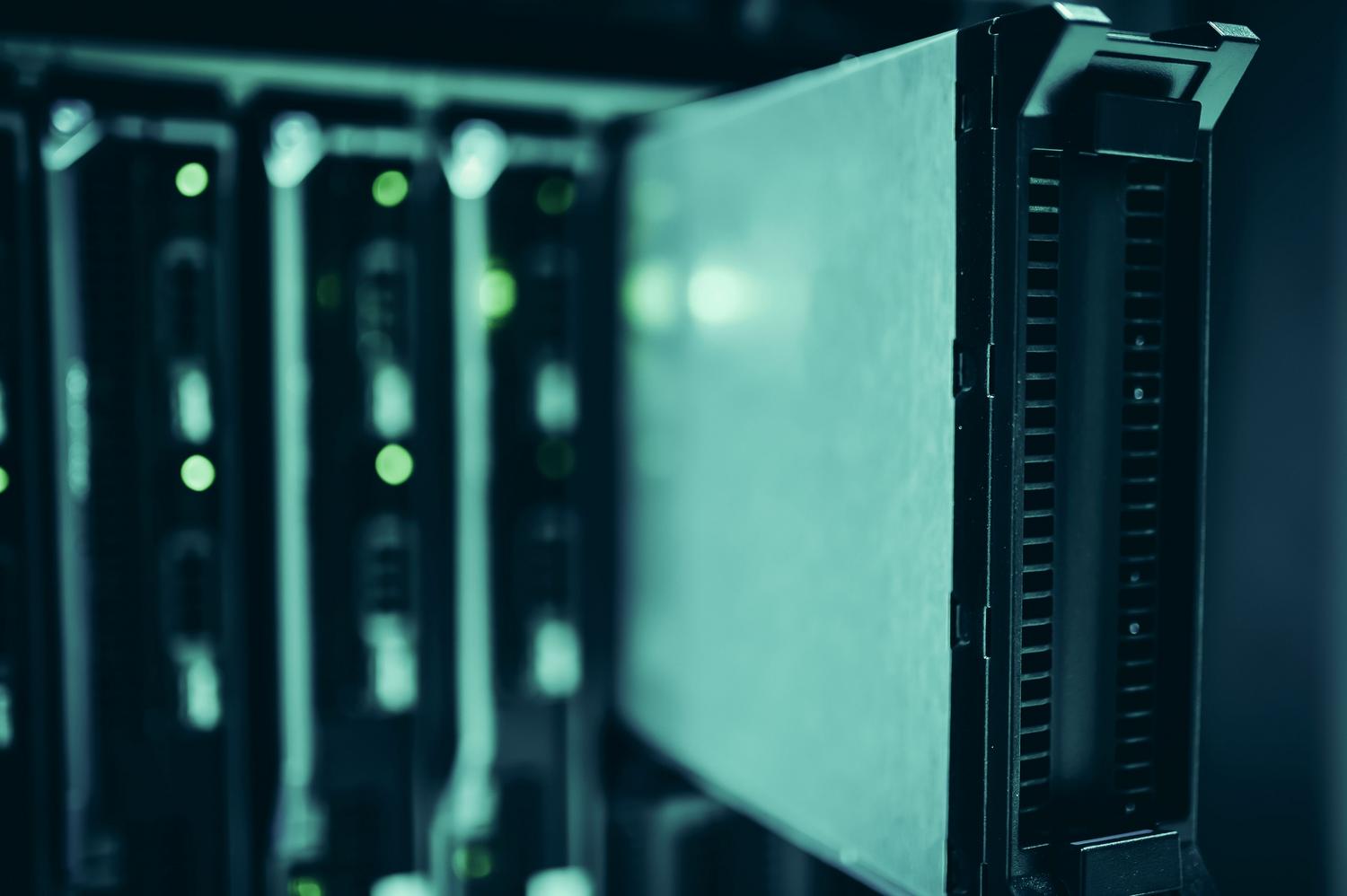 Infraestructura de racks de servidores donde se ejecutan entornos de virtualización como VMware y Proxmox.