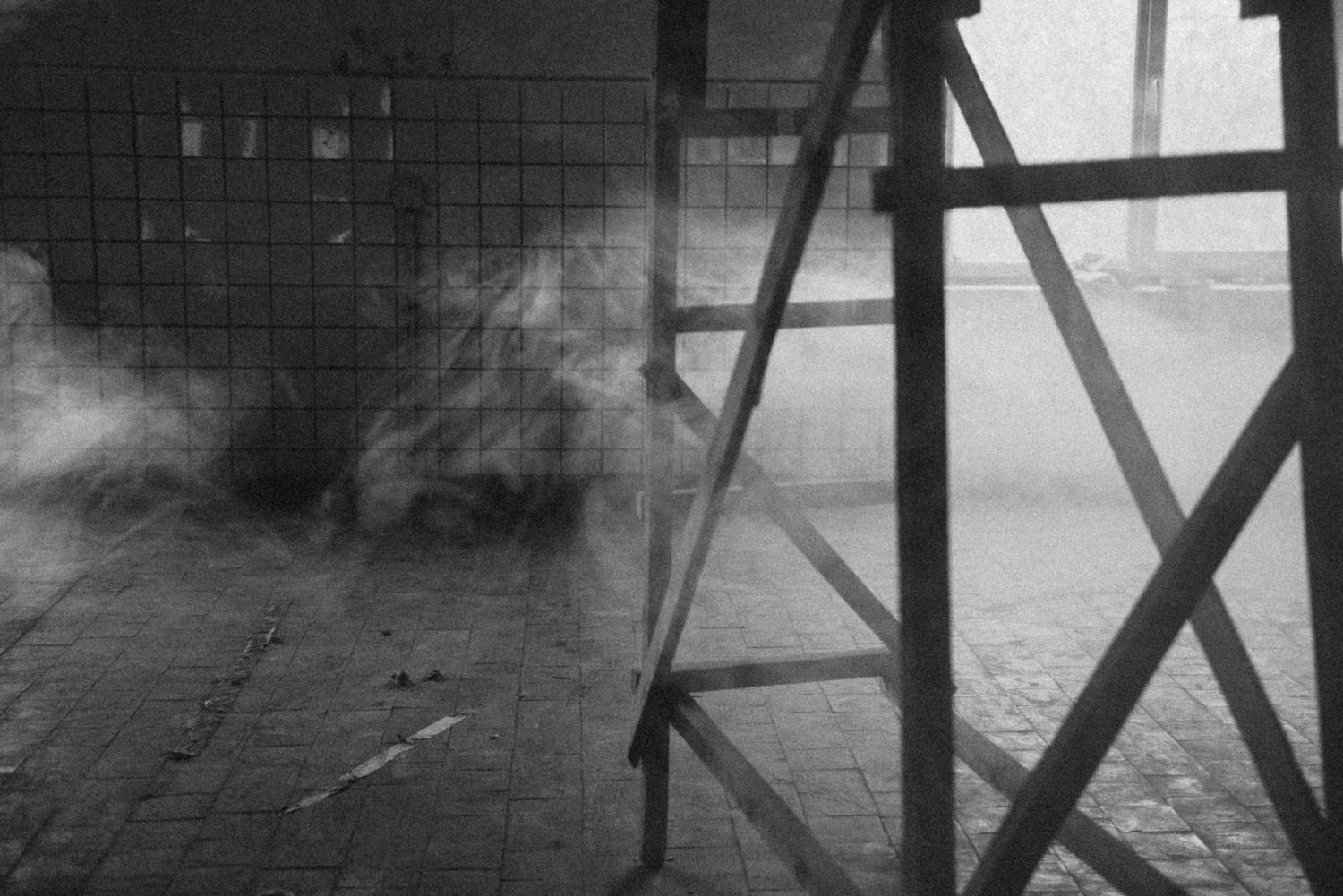 Pasillo con niebla en una construcción abandonada, similar a los entornos de la Zona de Cuarentena en Half-Life: Alyx.