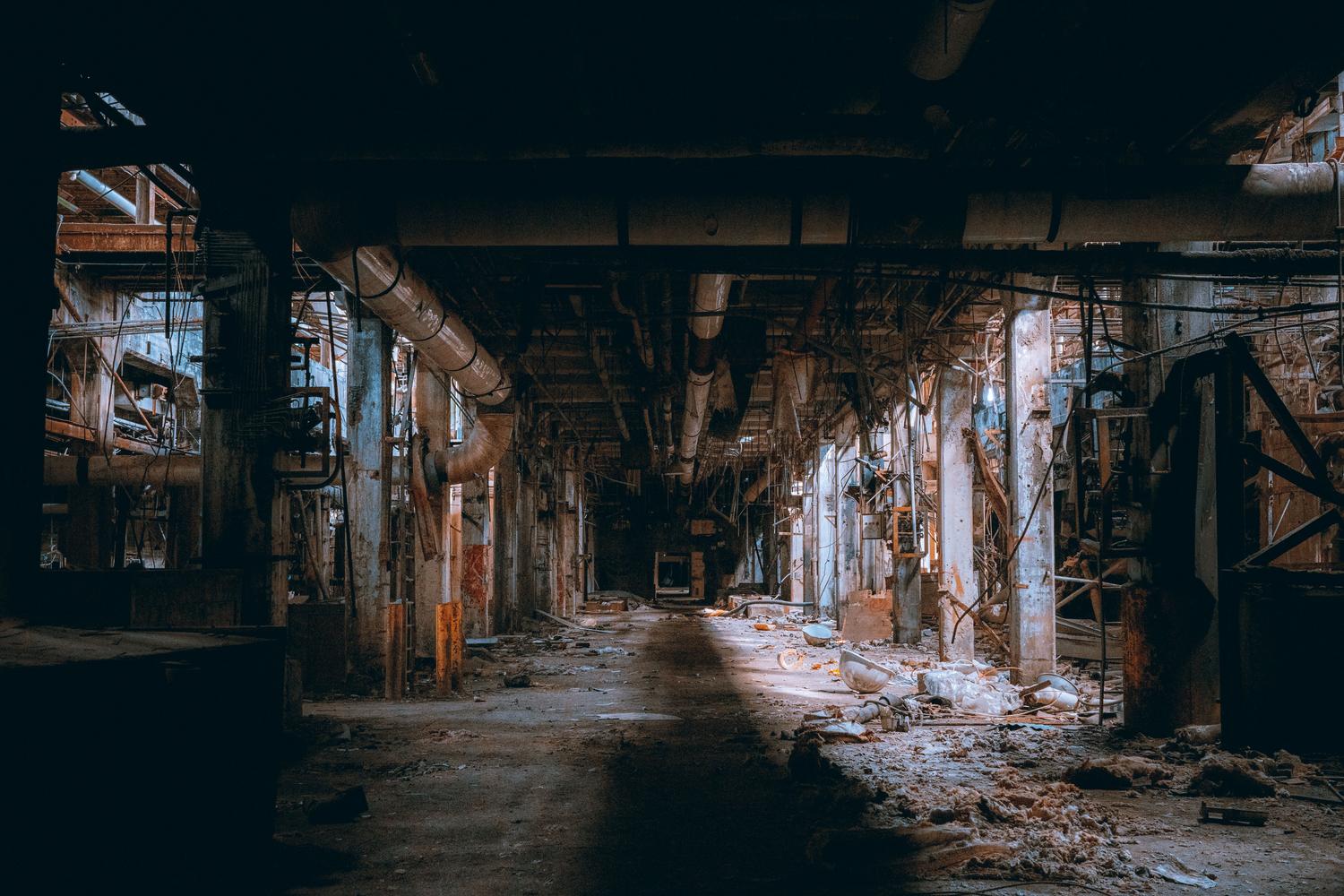 Interior sombrío de un edificio industrial abandonado, evocando la atmósfera opresiva de la Ciudad 17.