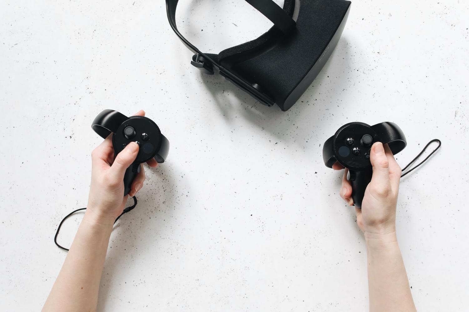 Controladores de realidad virtual con seguimiento de dedos, hardware esencial para la interacción física en Half-Life: Alyx.