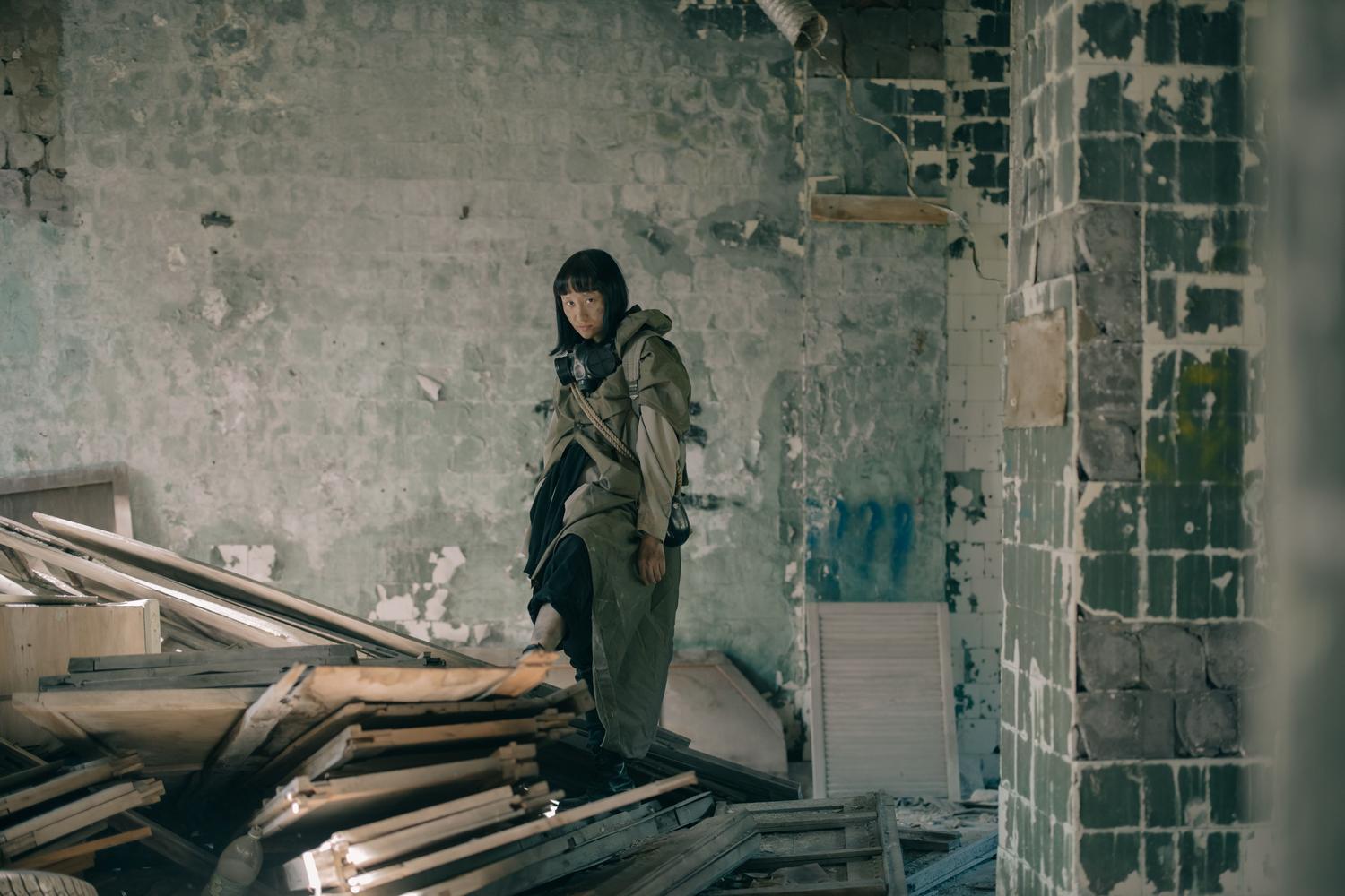 Explorador en ruinas industriales, representando la travesía de Alyx Vance por los alrededores de la ciudad.