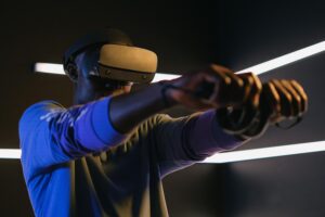 Persona utilizando un visor de realidad virtual en un entorno moderno, representando la inmersión tecnológica de Half-Life: Alyx.