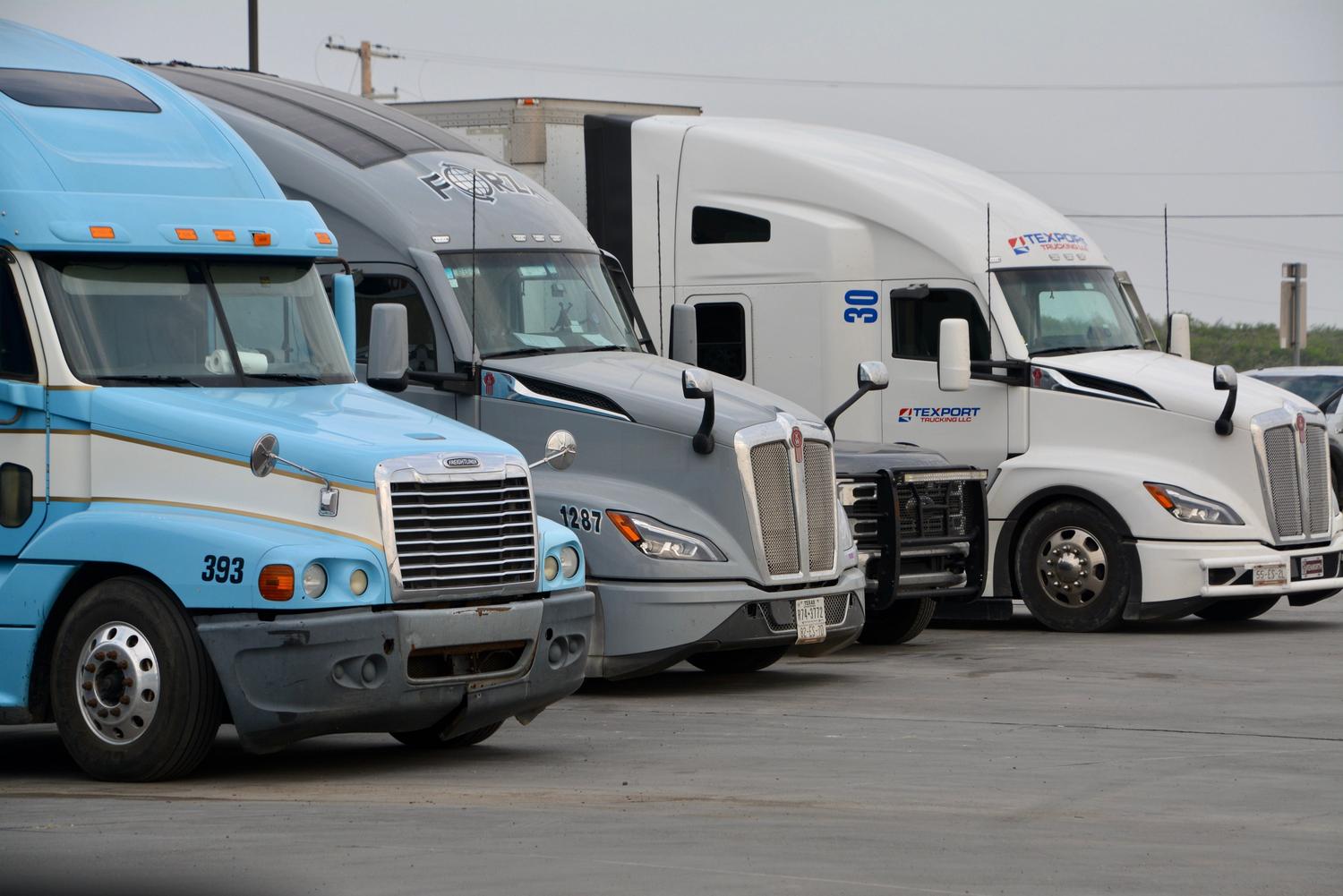 Fila de camiones semi estacionados en un patio logístico de Texas, representando la gestión empresarial y la expansión de flotas en ATS.