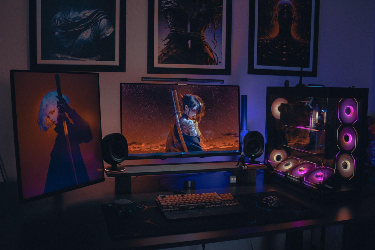 Setup de gaming moderno con iluminación RGB y arte anime, representando la experiencia de juego en PC y consolas.