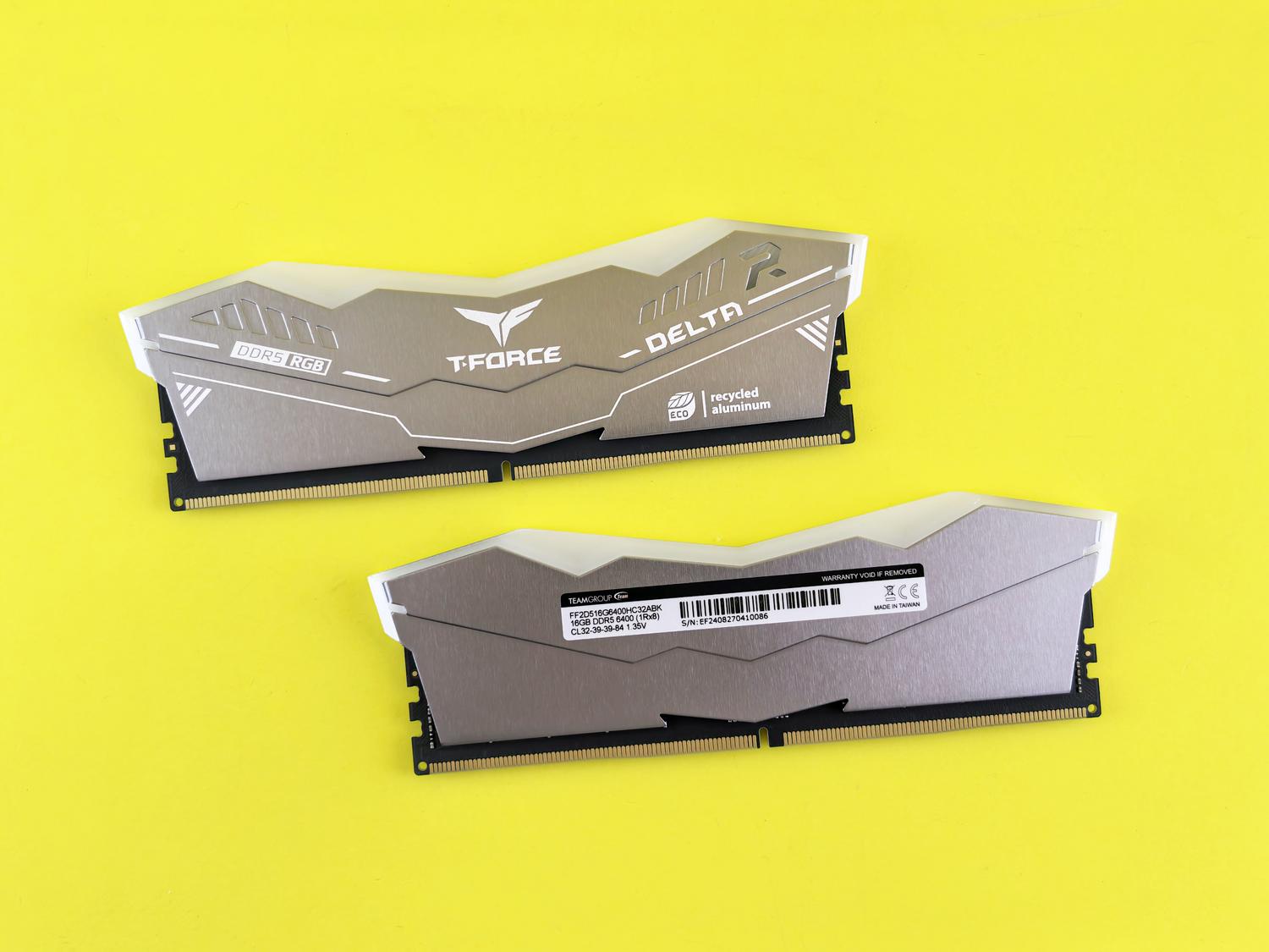 Módulos de memoria RAM DDR5 con iluminación RGB y disipadores para gaming y alto rendimiento.
