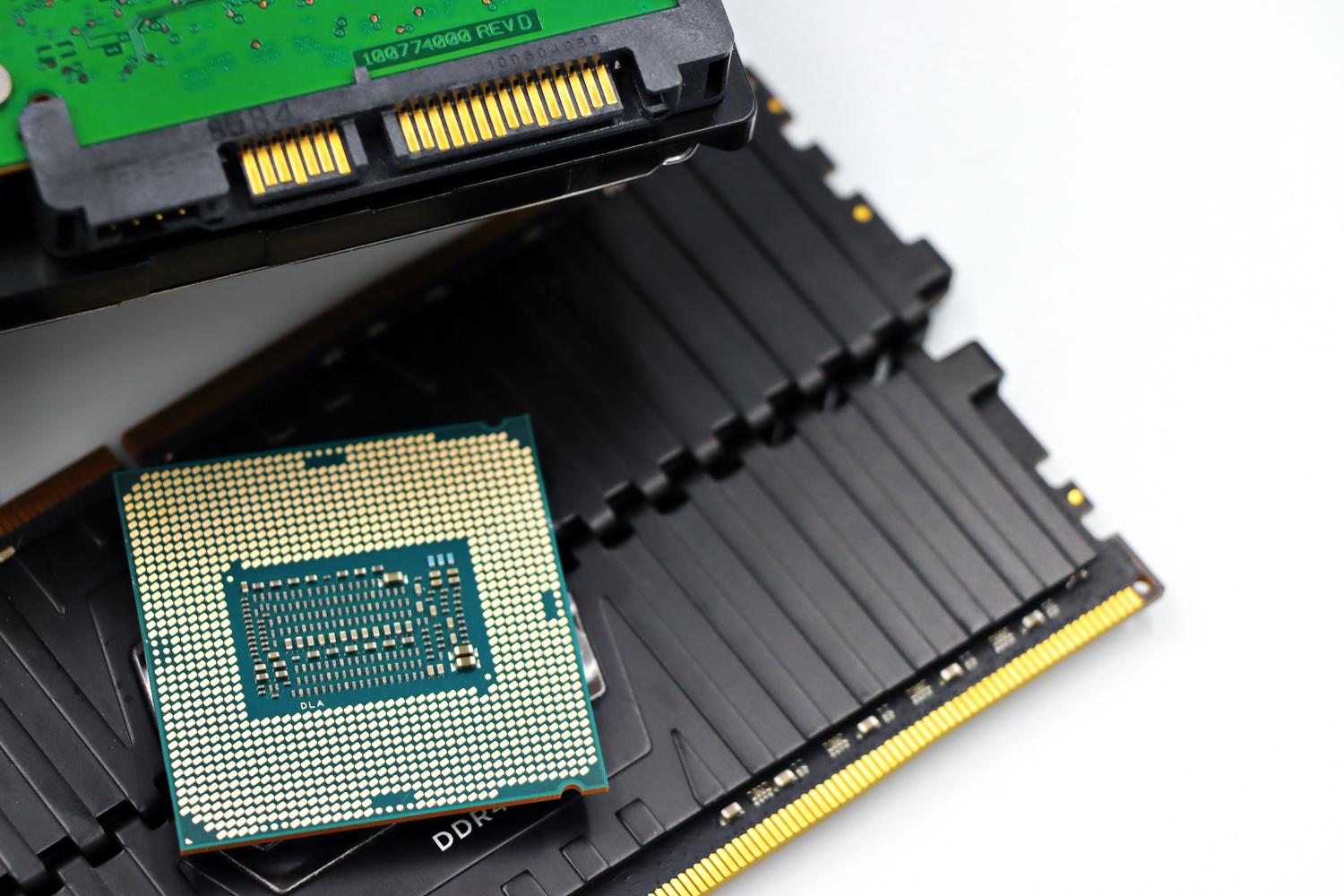 Detalle de un procesador CPU y módulos de memoria RAM, ilustrando la comunicación entre ambos componentes.