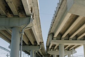 Vista de un puente de hormigón moderno bajo un cielo despejado, representando la infraestructura sujeta a monitoreo de salud estructural.