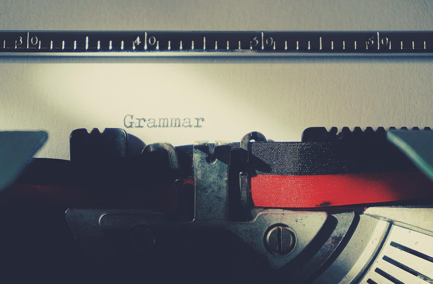 Detalle de una máquina de escribir antigua resaltando el concepto de gramática y ortografía.