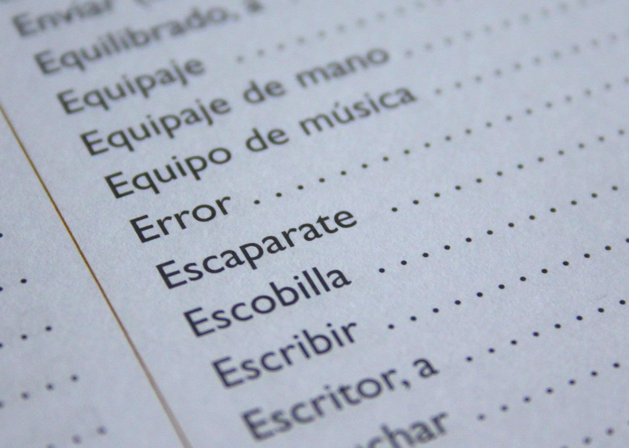 Primer plano de una página de diccionario en español mostrando palabras y su escritura correcta.