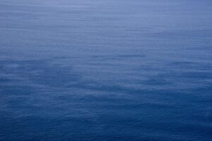 Superficie tranquila del mar en tonos azules, ideal para ilustrar la palabra monosílaba mar.