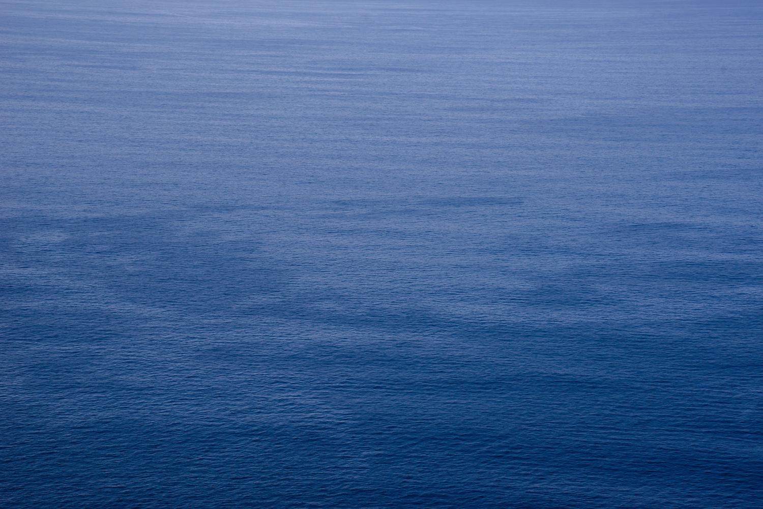 Superficie tranquila del mar en tonos azules, ideal para ilustrar la palabra monosílaba mar.
