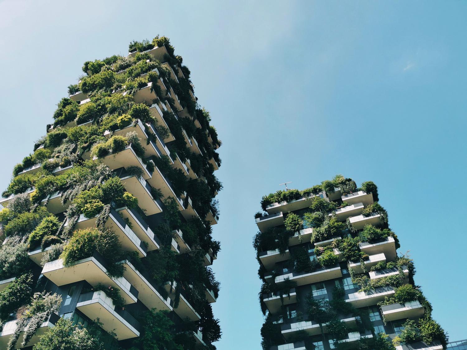 Edificios con bosque vertical en Milán, ejemplo de arquitectura sostenible y urbanismo ecológico moderno.