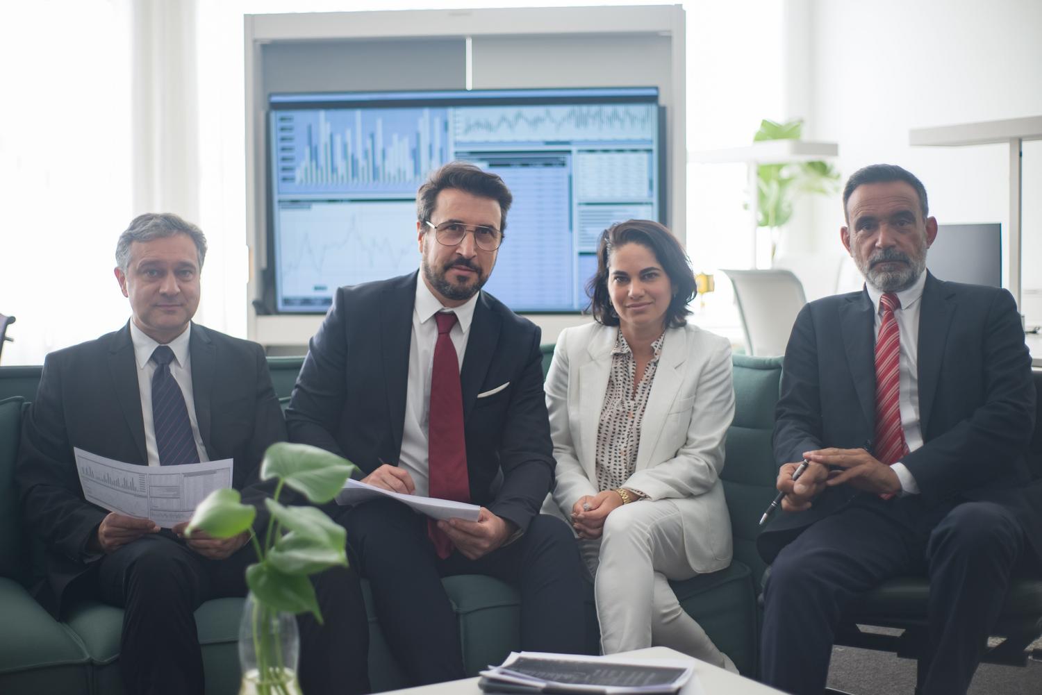Equipo de profesionales en entorno corporativo, representando el capital humano y el know-how especializado como activo intangible.