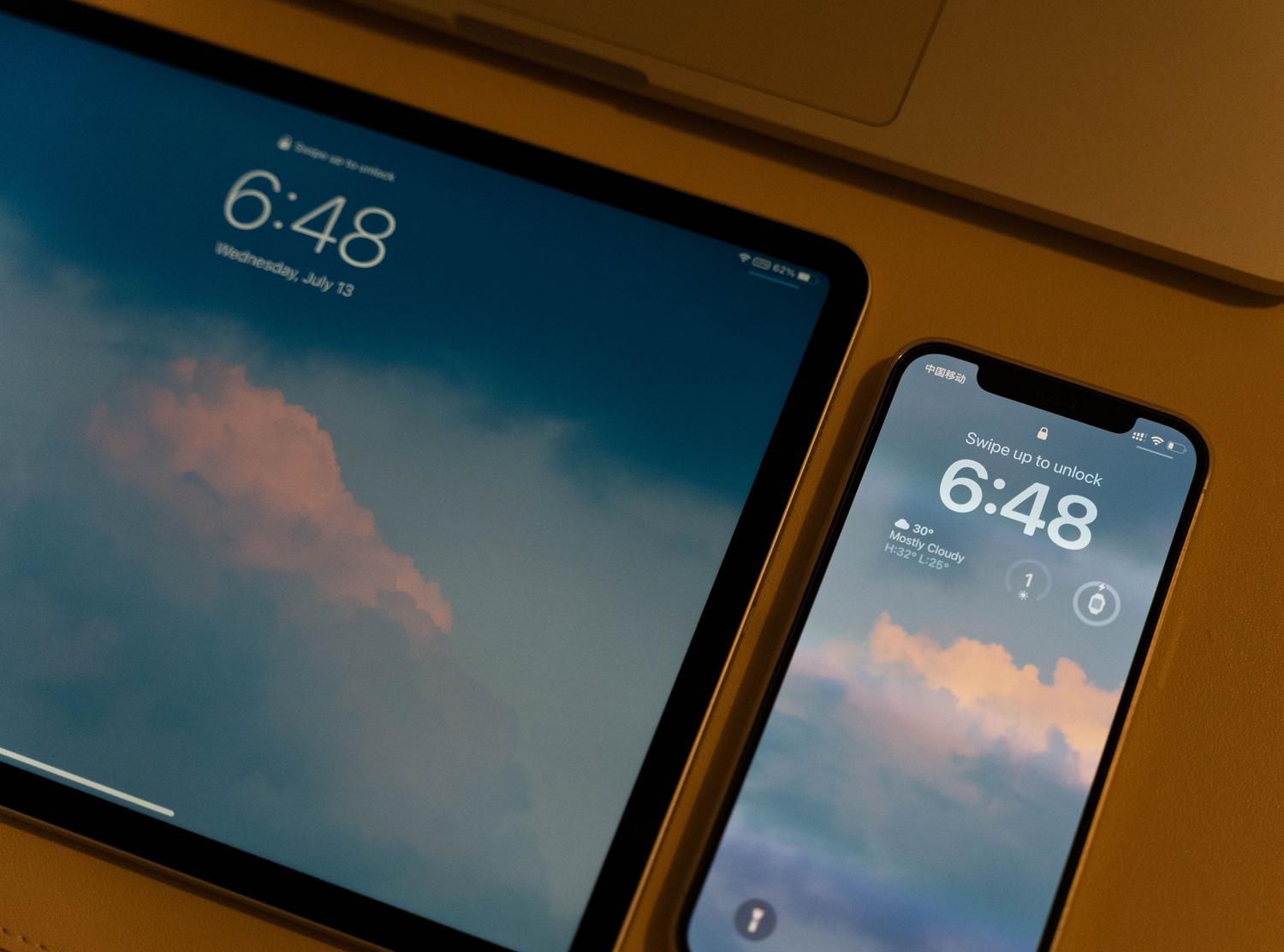 Dispositivos móviles con fondo temático de nube, ilustrando el concepto de copias de seguridad en Google One o OnePlus Cloud.
