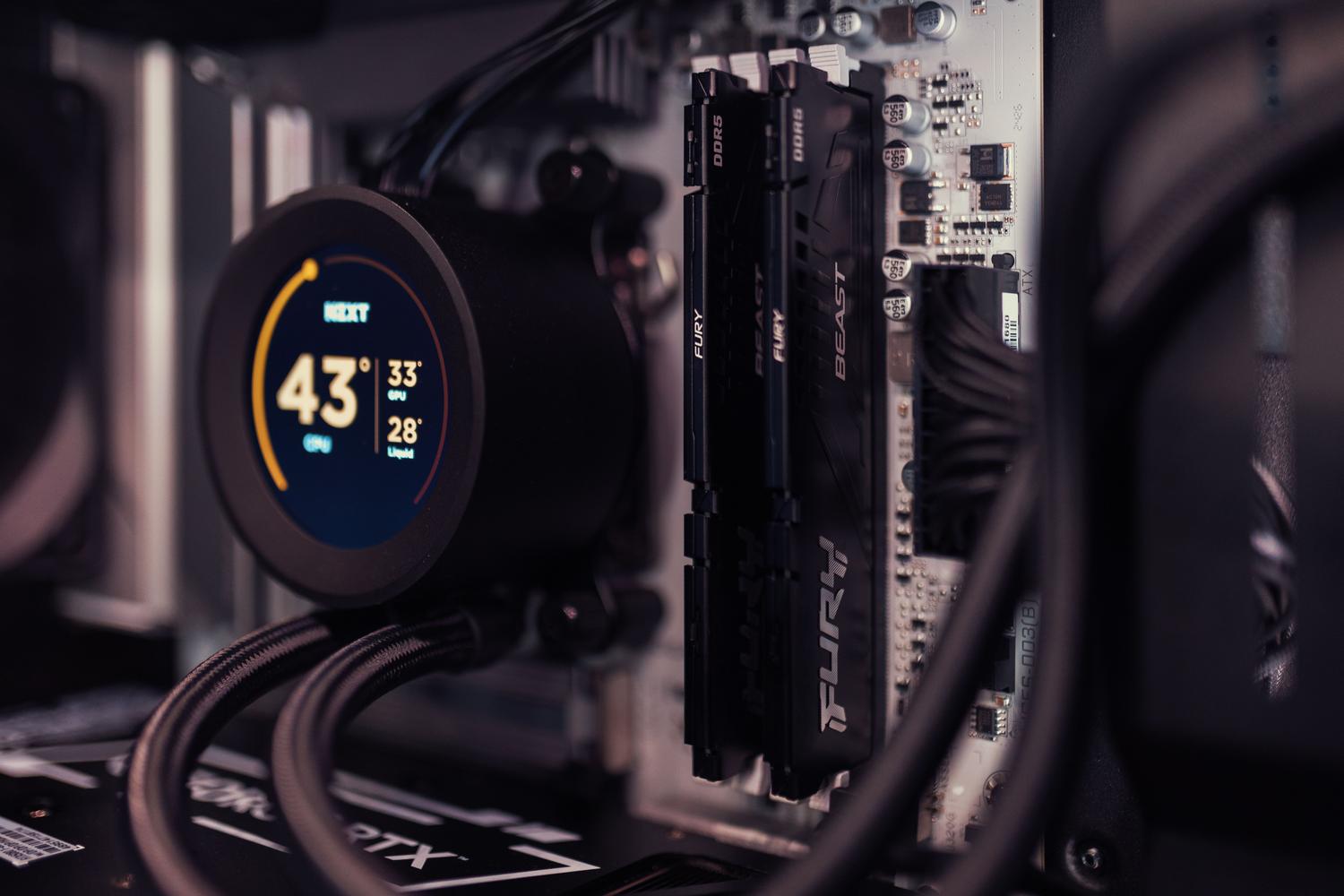 Detalle de los componentes internos de un ordenador, incluyendo la memoria RAM y el sistema de refrigeración del CPU.