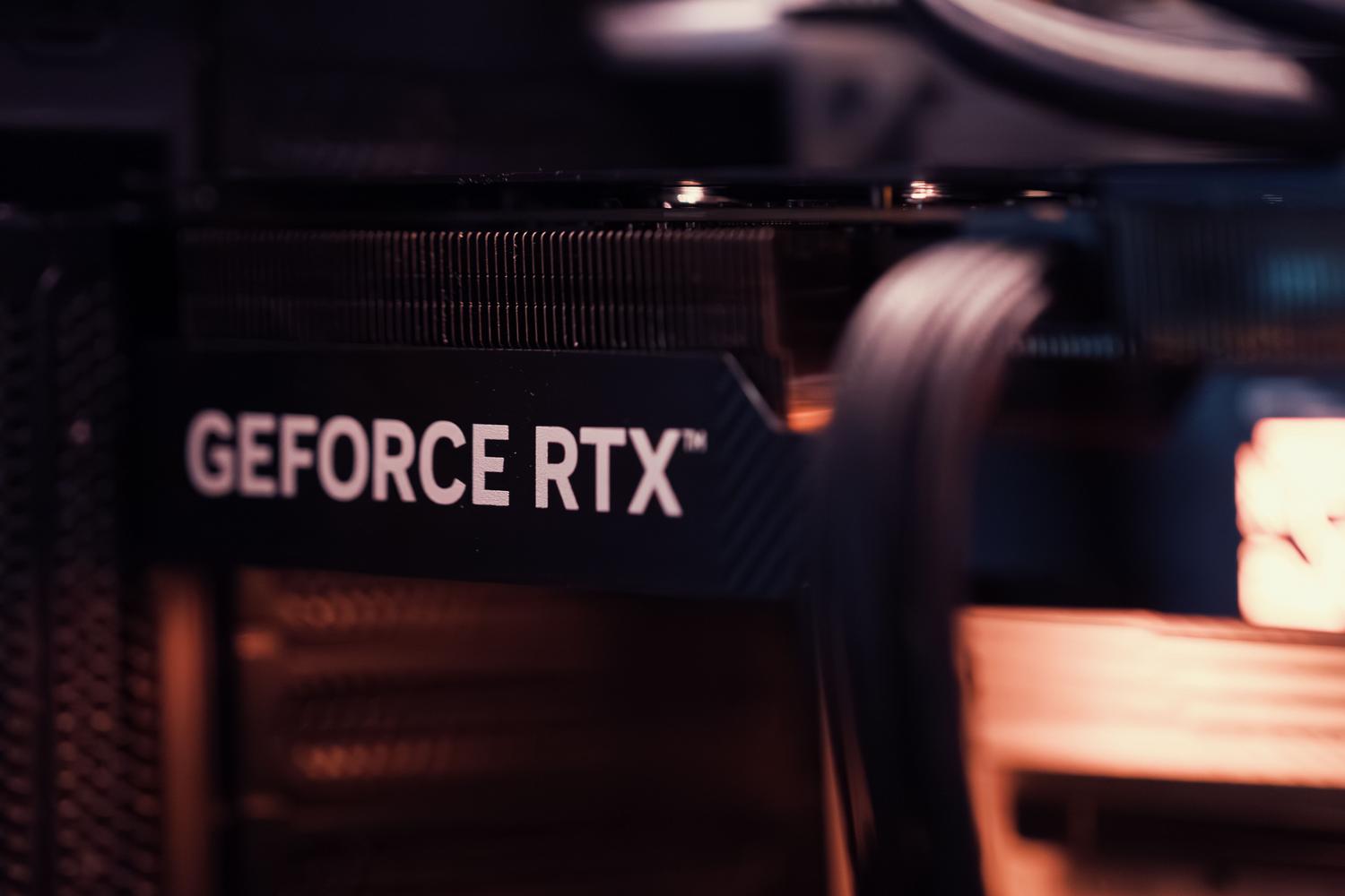 Primer plano detallado de una tarjeta gráfica NVIDIA GeForce RTX, resaltando la tecnología moderna necesaria para el Path Tracing.